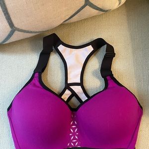 Victoria’s Secret Incredible Underwire Sports Bra